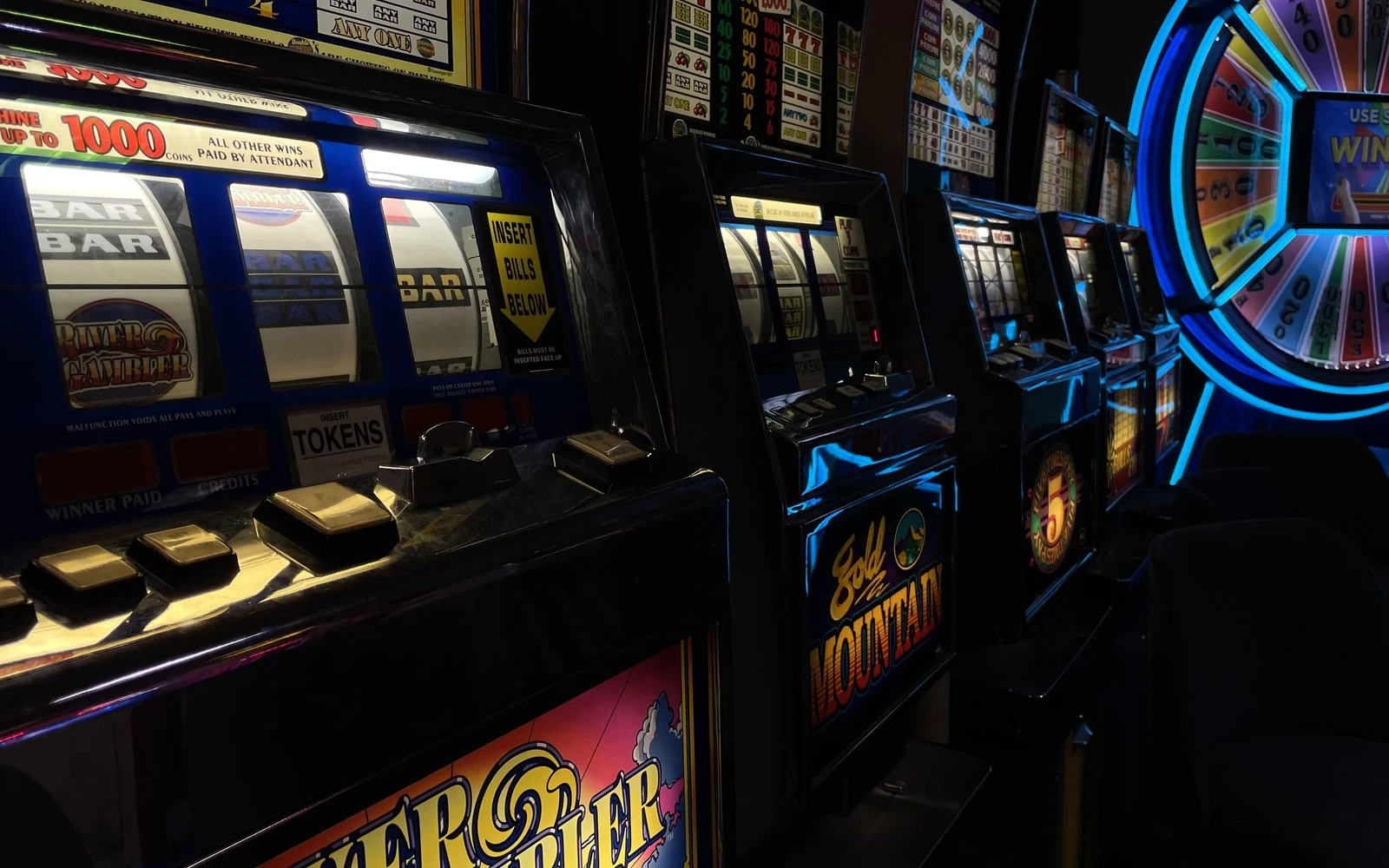 Ilustrasi permainan slot MEGA388 dengan tampilan reel modern