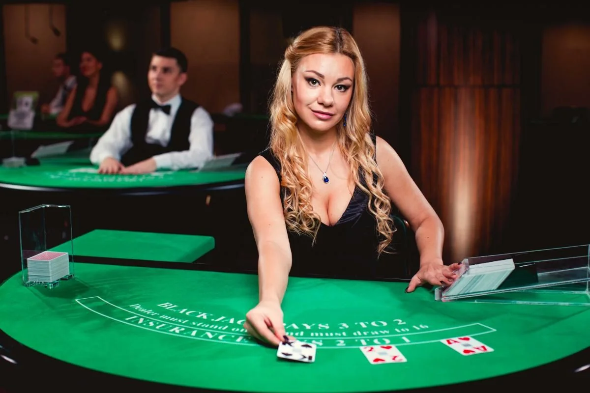 Suasana meja kasino live dengan tampilan dealer
