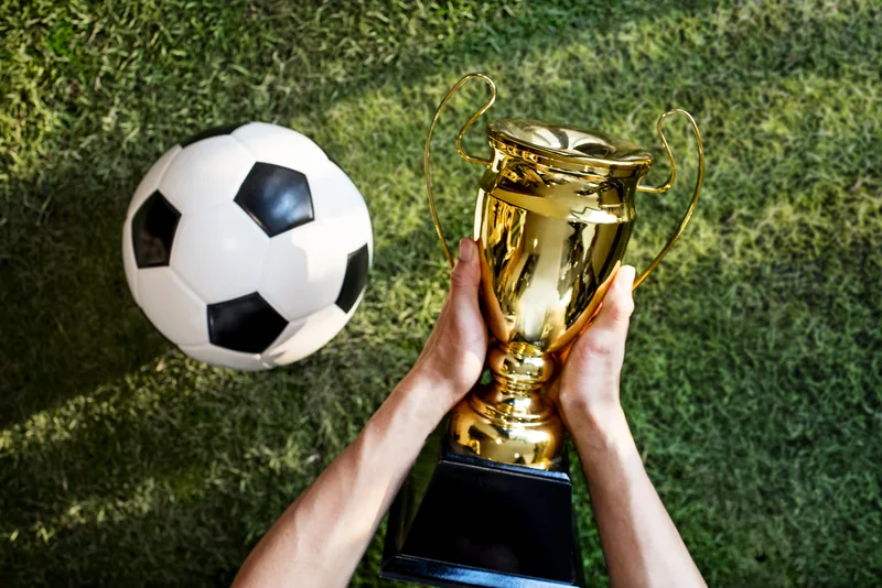 Aksi atlet di arena pertandingan olahraga